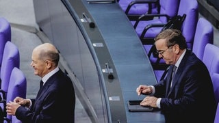 Olaf Scholz (SPD), Bundeskanzler, und Boris Pistorius (SPD), Bundesminister der Verteidigung, aufgenommen vor der Sitzung des Deutschen Bundestages mit Regierungserklaerung von Bundeskanzler Olaf Scholz