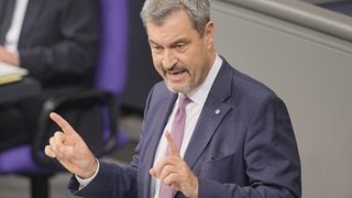 Markus Söder (CSU), Ministerpräsident von Bayern, spricht nach der Regierungserklärung des Bundeskanzlers im Plenum des Bundestags. 