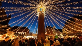 Weihnachtsmarkt in Mainz, 29.11.2024 Unter dem Lichterhimmel treffen gesellen sich die Besucher zusammen bei einem heißen Glühwein.