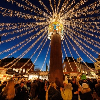 Weihnachtsmarkt in Mainz, 29.11.2024 Unter dem Lichterhimmel treffen gesellen sich die Besucher zusammen bei einem heißen Glühwein.