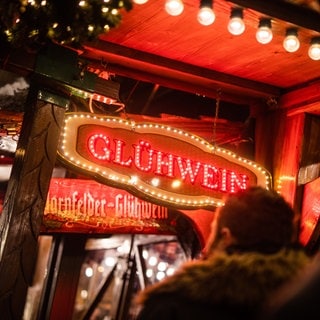 Glühwein steht an einem Stand des Stuttgarter Weihnachtsmarktes geschrieben. Welche schönen Weihnachtsmärkte im Land es 2024 sonst noch gibt, sehen Sie in unserem Überblick.