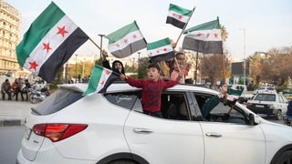 In den Straßen von Damaskus feiern Menschen die Befreiung vom Assad-Regim