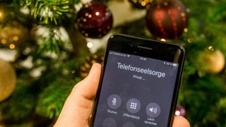 Handy vor Weihnachtsbaum - Seelsorge wurde angewählt