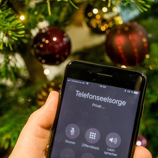 Handy vor Weihnachtsbaum - Seelsorge wurde angewählt