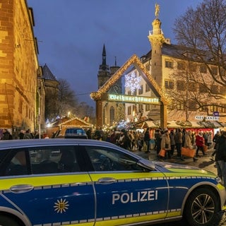 Ein Polizeifahrzeug vor dem Weihnachtsmarkt in Stuttgart. Mehr Beamtinnen und Beamte sollen für mehr Sicherheit auf den Weihnachtsmärkten in Baden-Württemberg sorgen.