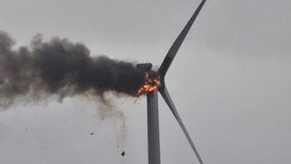 Ein Windrad brannte Anfang 2024 auf einem Feld in der Nähe von Greifswald. So ein Feuer in der Gondel kann große Schäden verursachen und auch die Umwelt belasten. Die Feuerwehr kann es nicht löschen.