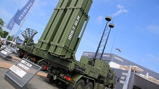 Ein  Multifunktionsradar von der Rüstungsfirma Hensoldt und ein IRIS-T SLM Launcher für das IRIS-T Luftabwehr System der Firma Diehl Defence, welches auch bereits in der Ukarine im Einsatz ist. Es gibt viele Rüstungsfirmen in Baden-Württemberg und Rheinland-Pfalz. Wenige zeigen öffentlich ihre Arbeit. 