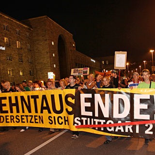 Etwa 20.000 Bürger demonstrieren am 13. August 2010 in Stuttgart