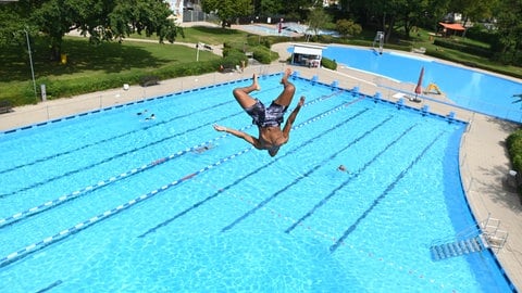 Ein Mann springt vom Zehn-Meter-Turm im Freibad. (Archivfoto) (Foto: dpa Bildfunk, picture alliance/dpa | Patrick Seeger (Archivfoto))