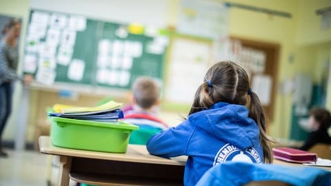 Schüler sitzen im Klassenzimmer.