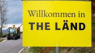 Verkehrsschild mit der Aufschrift "Willkommen in THE LÄND".