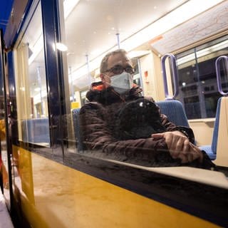 Mann mit FFP2-Maske in Stuttgarter Stadtbahn