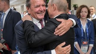 Gerhard Schröder (SPD, links), ehemaliger Bundeskanzler, umarmt Wladimir Putin, Präsident von Russland, 2018 nach dem WM-Eröffnungsspiel Russland gegen Saudi-Arabien. 