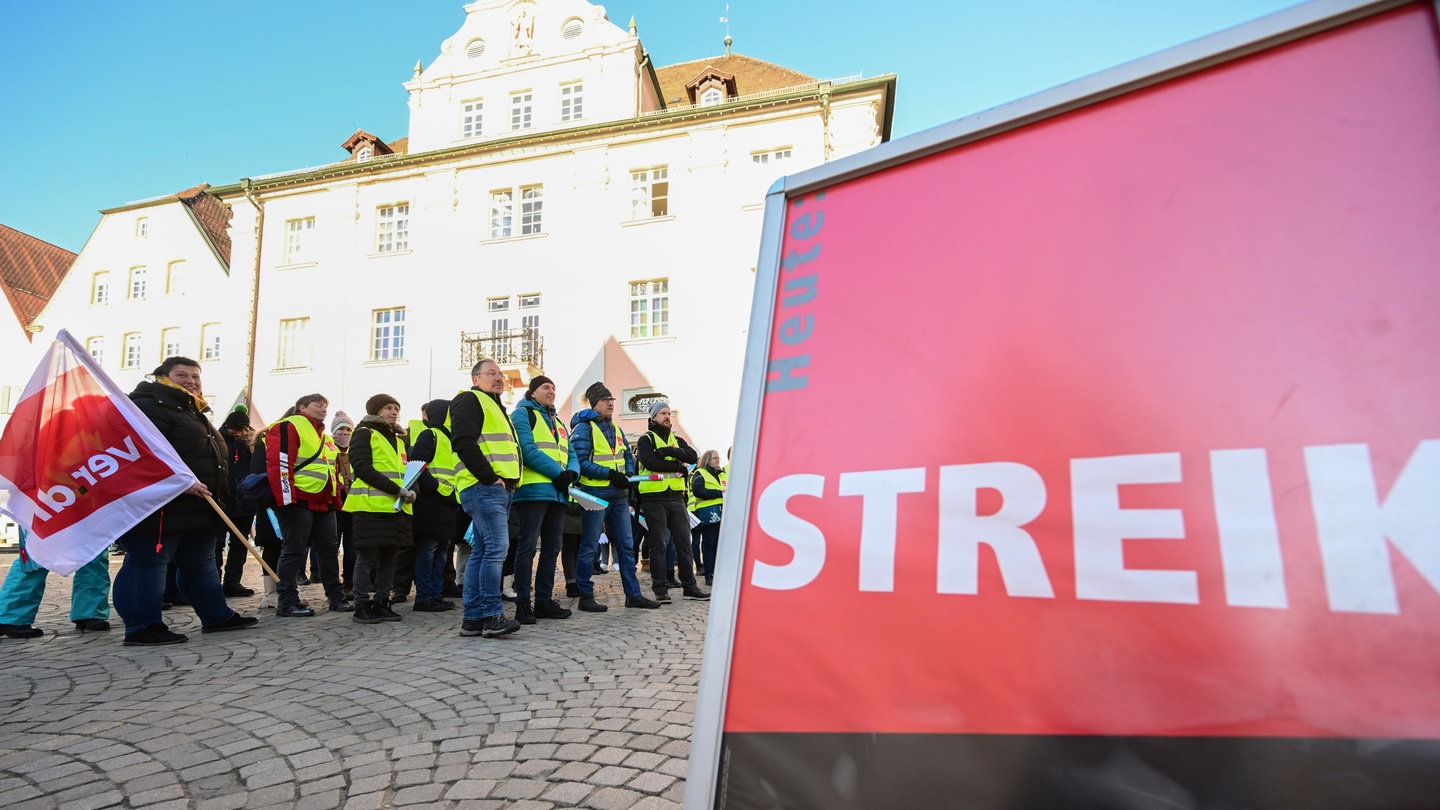 Montag: Flächendeckende Warnstreiks Im öffentlichen Verkehr In BW - SWR ...