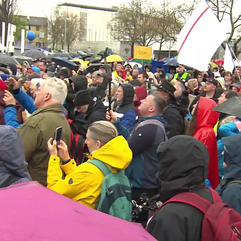 Demo Von Ballweg-Unterstützern In Stuttgart - SWR Aktuell