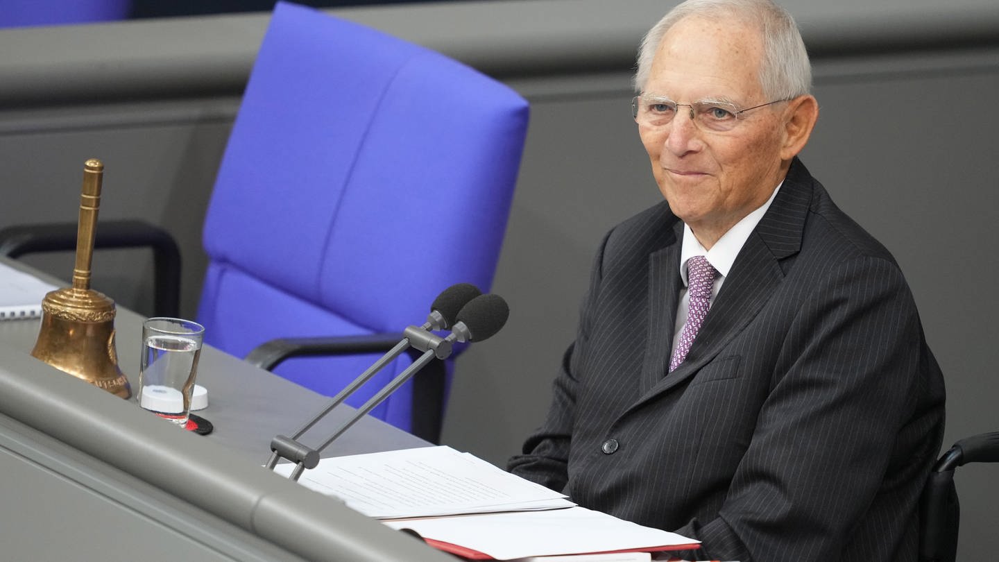 Alterspräsident Wolfgang Schäuble (CDU) spricht bei der konstituierenden Sitzung des neuen Bundestags.