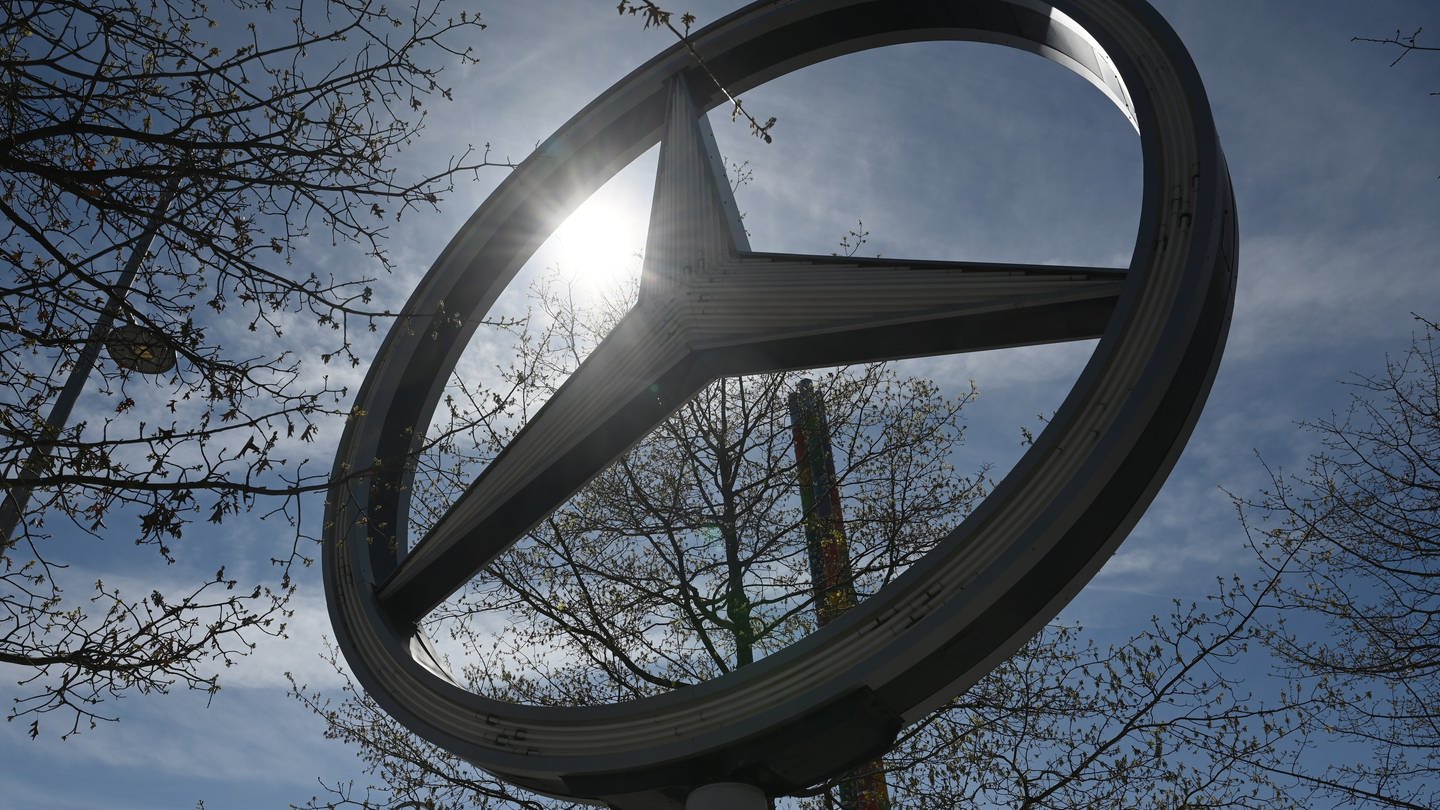 Ein Mercedes-Stern, das Logo der Automarke Mercedes-Benz im Daimler Konzern, steht vor dem Mercedes-Benz Museum.