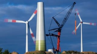 Der Turm für eine neue Windkraftanlage wird in einem bestehenden Windpark in der Nähe von Wismar errichtet.