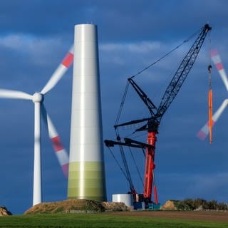 Der Turm für eine neue Windkraftanlage wird in einem bestehenden Windpark in der Nähe von Wismar errichtet.