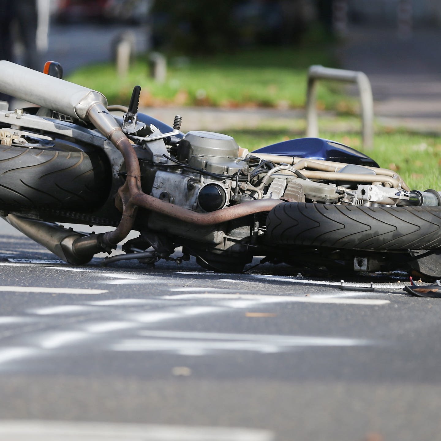 Auto fährt Motorrad auf – zwei Schwerverletzte bei Unfall in