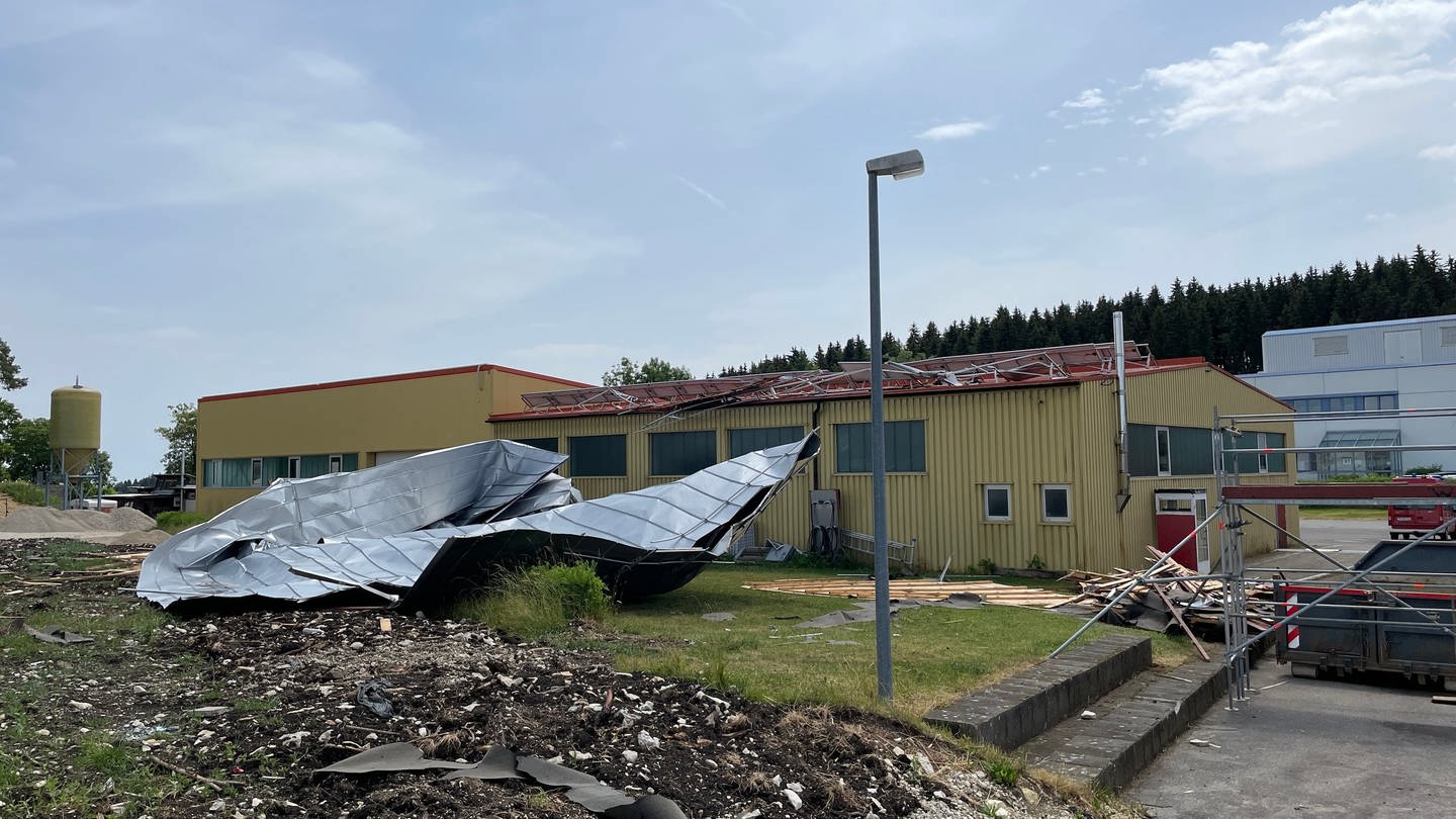 Das Dach des Feuerwehrhauses in Böttingen wurde von orkanartigen Böen abgedeckt