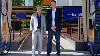 Ex-Rennfahrer Nico Rosberg und EnBW-Manager Volker Bloch  auf der IAA in München: Bei einem Gewinnspiel konnte man ein Meet & Greet mit Rosberg am EnBW-Stand gewinnen. 