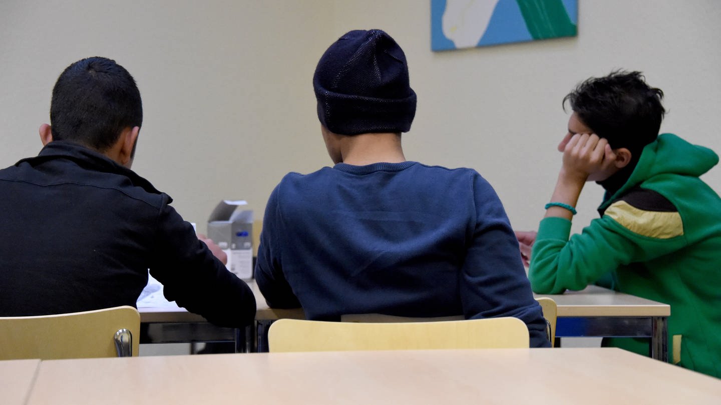 Jugendliche Flüchtlinge sitzen 02.11.2015 sitzen in Neumünster (Schleswig-Holstein) in der zentralen Inobhutnahme für unbegleitete minderjährige Flüchtlinge. In der früheren Polizeistation ist Platz für knapp 60 Jugendliche. Rund 2500 unbegleitete minderjährige Flüchtlingen werden in diesem Jahr in Schleswig-Holstein erwartet.