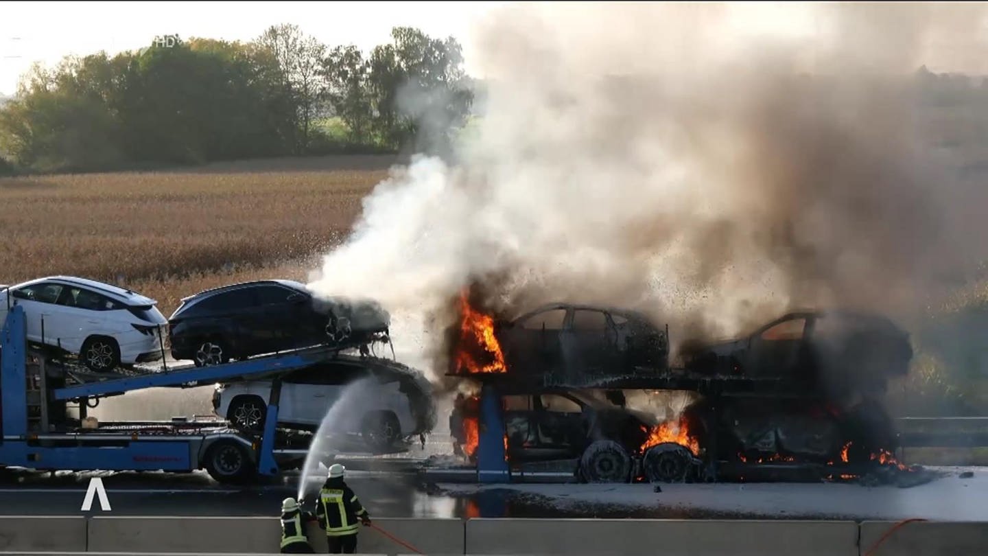 Großbrand auf Autobahn: Transporter mit E-Autos fängt Feuer - SWR