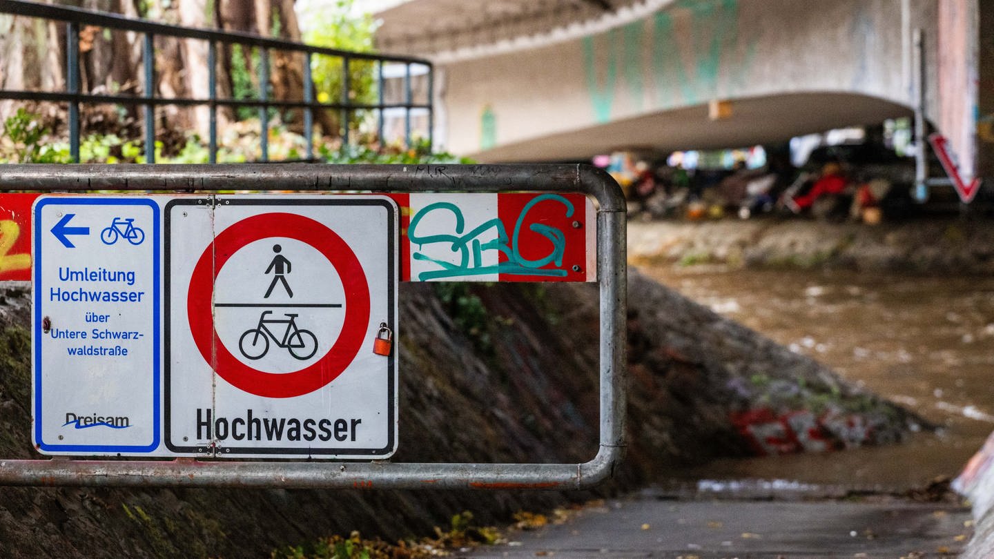 Ein Schild weist an der Zufahrt eines Radwegs auf die Sperrung desselben hin.