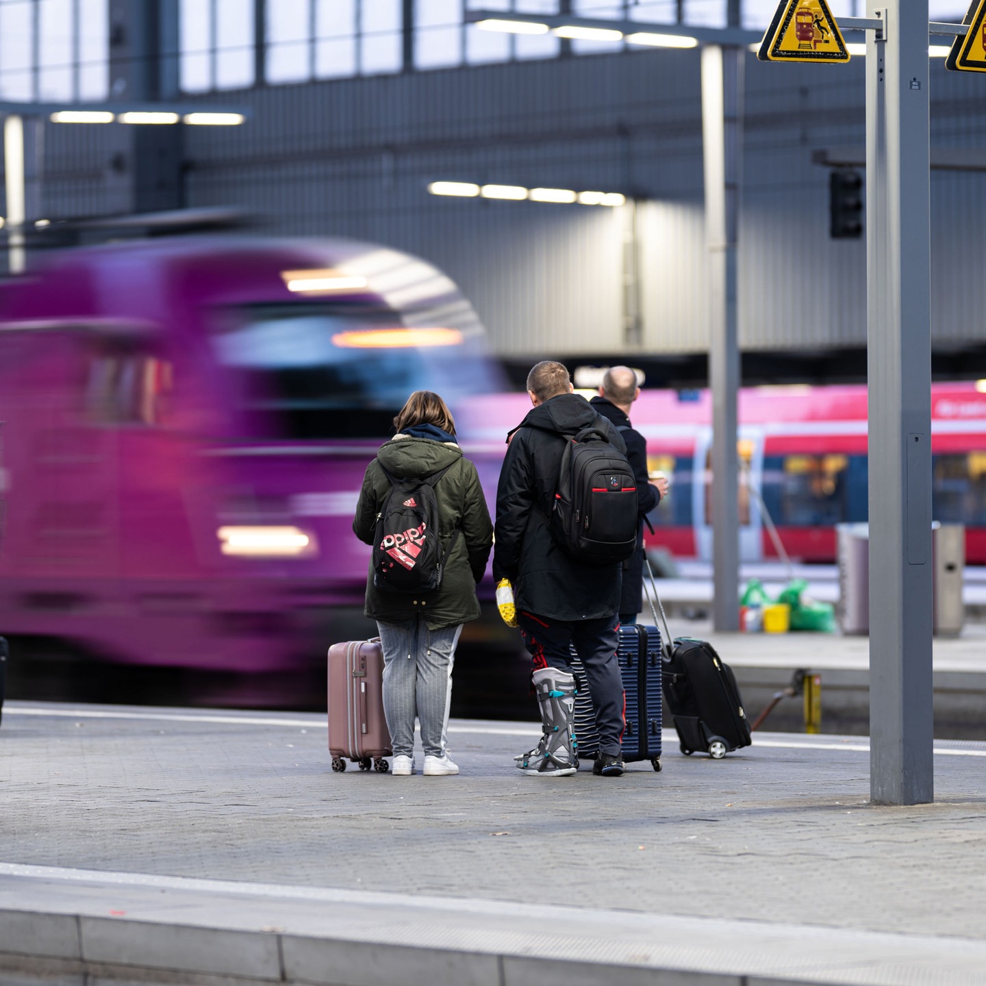 GDL Beendet Warnstreik Bei Der Bahn - Bahnverkehr Läuft Wieder - SWR ...