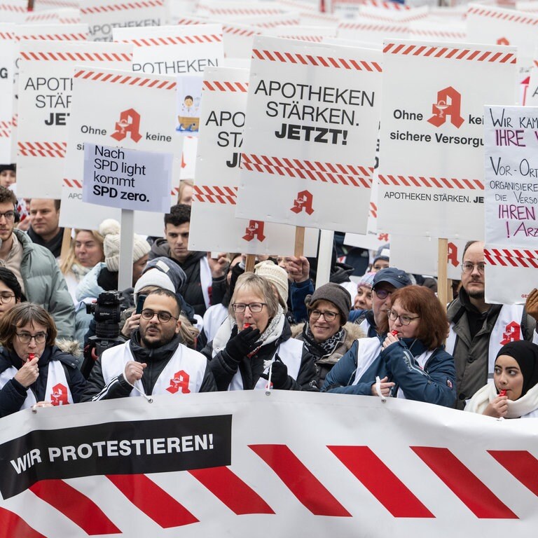 Tausende Apotheker Protestieren In Stuttgart - SWR Aktuell