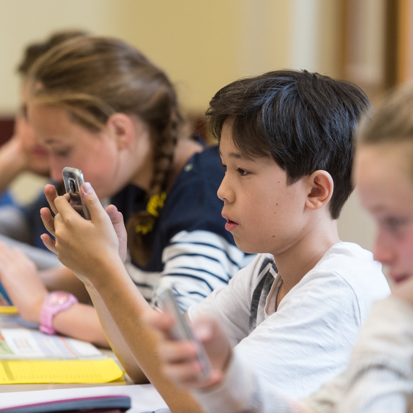 Handyverbot An Schulen | Direktor: Kinder Tricksen Mit Zweithandy ...