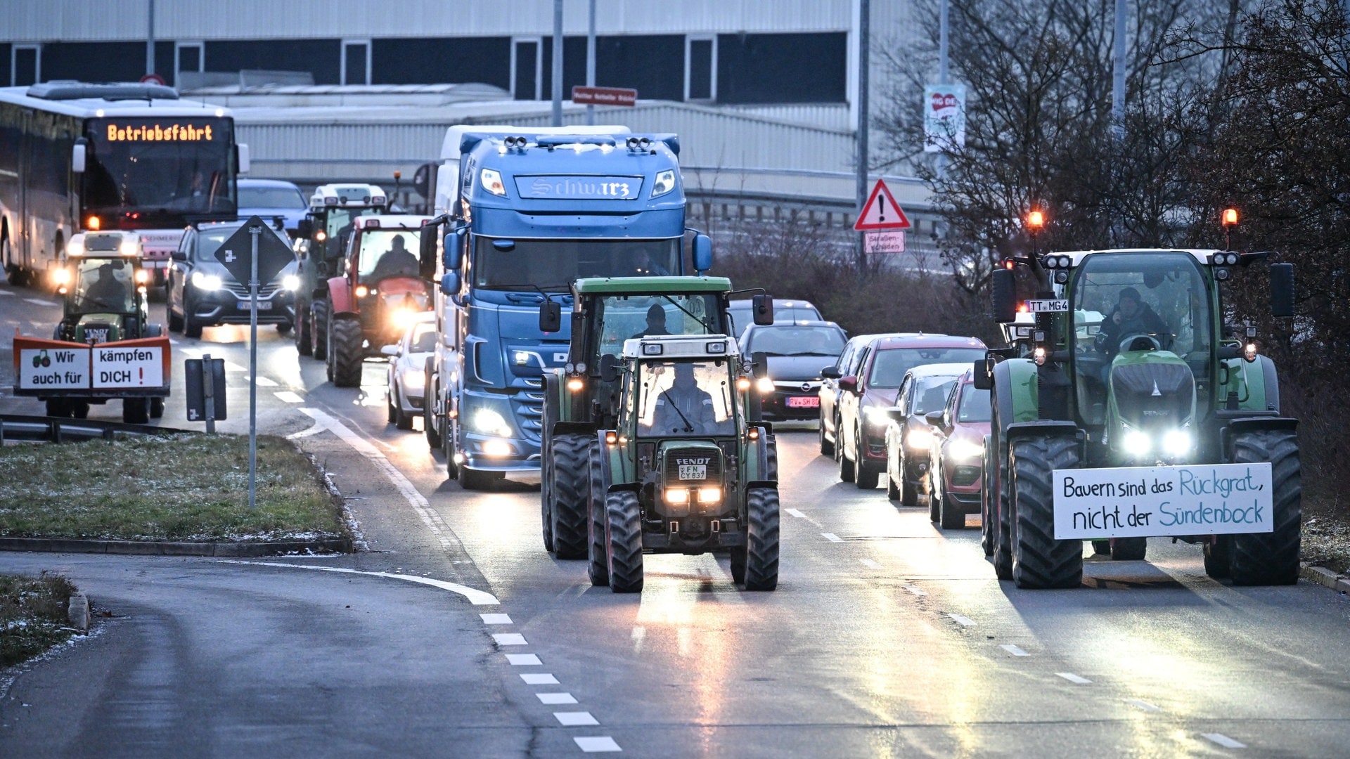 Bauernprotest: Landwirte Blockieren Straßen In BW - SWR Aktuell