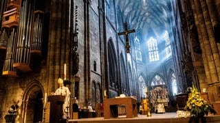 Erzbischof Stephan Burger spricht zu den Gläubigen während des Pontifikalamtes zum Ostersonntag im Freiburger Münster. 