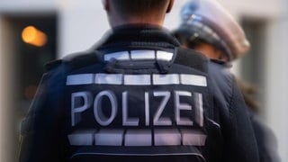 Eine Polizistin (r) und ein Polizist stehen im Rahmen eines Fototermins nebeneinander (gestellte Szene)