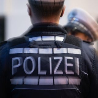 Eine Polizistin (r) und ein Polizist stehen im Rahmen eines Fototermins nebeneinander (gestellte Szene)