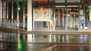 Ein vierjähriges Mädchen ist in einem Supermarkt in Wangen im Allgäu (Kreis Ravensburg) mit einem Messer attackiert und schwer verletzt worden. 