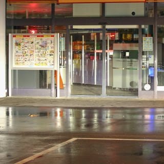 Ein vierjähriges Mädchen ist in einem Supermarkt in Wangen im Allgäu (Kreis Ravensburg) mit einem Messer attackiert und schwer verletzt worden. 