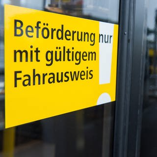 "Beförderung nur mit gültigem Fahrausweis" steht auf einem Ticketschalter.