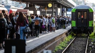 Zahlreiche Menschen warten am Stuttgarter Hauptbahnhof auf den einfahrenden Flixtrain-Zug mit Ziel Berlin Hbf