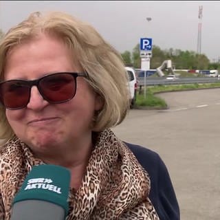 eine Autofahrerin nahe der Schweizer Grenze im Interview