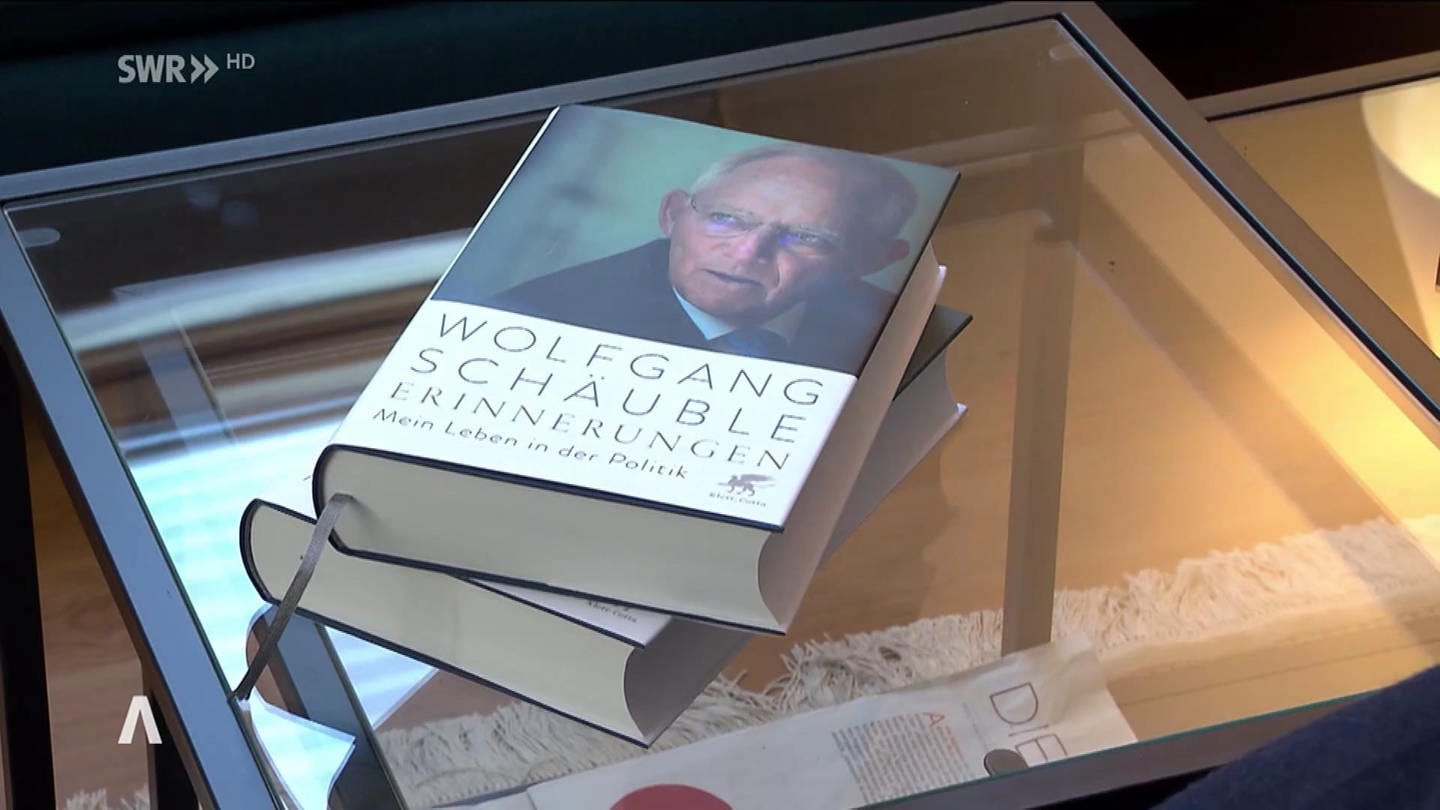 zwei Exemplare von Schäubles Memoiren liegen übereinander auf einem Glastisch