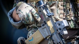 Soldaten des Kommando Spezialkräfte der Bundeswehr sichern mit dem Sturmgewehr G95 der Firma Heckler & Koch bei einem Übungsszenario die Landebahn. 