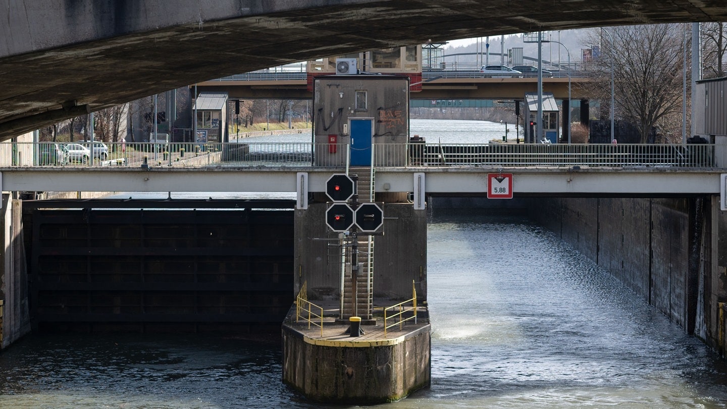 Leuchtsignale stehen an der Schleuse der Staustufe Cannstatt am Neckar auf rot.