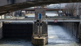 Leuchtsignale stehen an der Schleuse der Staustufe Cannstatt am Neckar auf rot. 