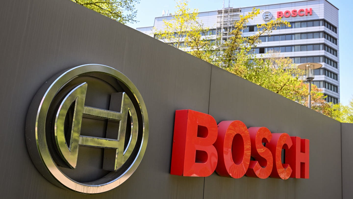 Das Logo des Industriekonzerns Bosch ist an der Hauptverwaltung in Gerlingen zu sehen.
