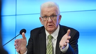 Baden-Württembergs Ministerpräsident Winfried Kretschmann (Grüne) spricht auf einer Pressekonferenz im Bürger- und Medienzentrum des Landtags von Baden-Württemberg.