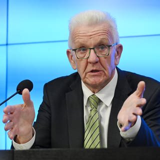 Baden-Württembergs Ministerpräsident Winfried Kretschmann (Grüne) spricht auf einer Pressekonferenz im Bürger- und Medienzentrum des Landtags von Baden-Württemberg.