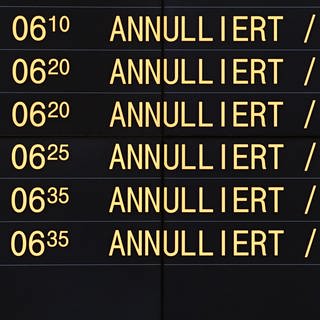 Anzeige mit annullierten Flügen am Flughafen Stuttgart wegen des Sturmtiefs "Sabine"