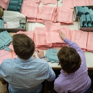 Baden-Württemberg, Stuttgart: Ehrenamtliche Wahlhelfer beteiligen sich im SSB Veranstaltungszentrum an der Stimmauszählung der Briefwahl